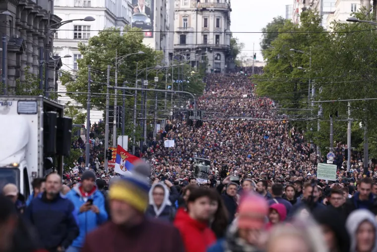 Prosvjed protiče mirno i na ulicama nije uočena pojačana prisutnost policije.