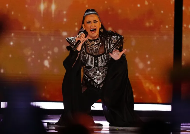 Mediji iz susjedstva odmah su počeli napadati pjevačicu jer smatraju da je ovime potvrđena &quot;njihova težnja o stvaranju Velike Albanije&quot;. Inače, pjevačica i njezina obitelj s pjesmom na Eurosongu dobili su nešto više od milijun pregleda na YouTubeu.