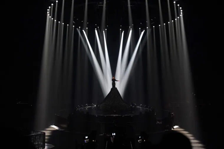 Tridesetpetogodišnja pjevačica živi i radi u Francuskoj, u kojoj je stekla popularnost 2021. godine sa debitantskim albumom Traîtrise. Njena najpopularnija pjesma &quot;Tu t’en ira&quot;s ima 21 milijun pregleda na YouTubeu. La Zarra je zaslužila mjesto na Euroviziji internim odabirom francuske televizije France TV. U galeriji pogledajte nevjerojatno izdanje La Zarre u finalu Eurosonga 2023.