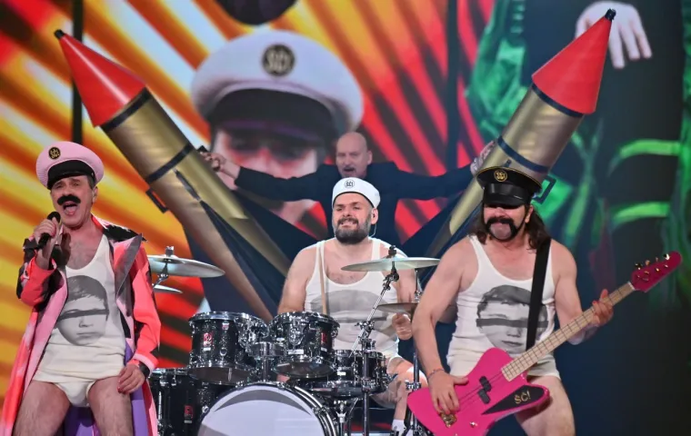 Let 3 razvalio pozornicu Eurosonga! Publika u deliriju zbog 'Mame ŠČ', Prlja i ekipa hladno nastupili u gaćicama