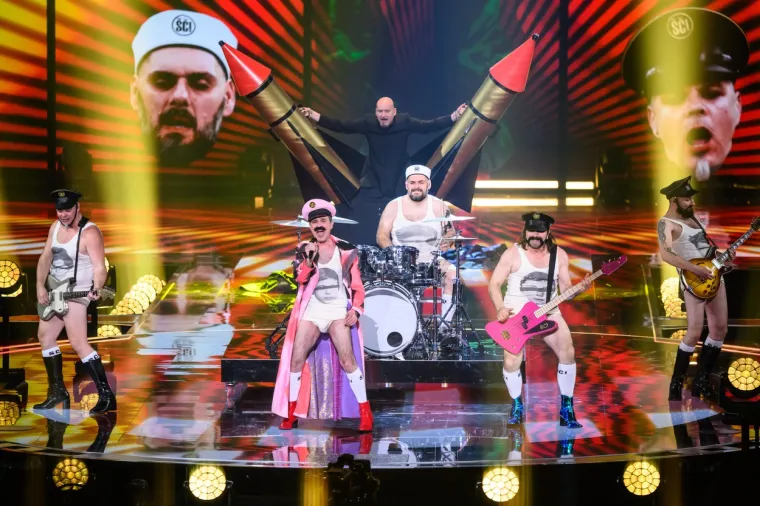 Let 3 razvalio pozornicu Eurosonga! Publika u deliriju zbog 'Mame ŠČ', Prlja i ekipa hladno nastupili u gaćicama