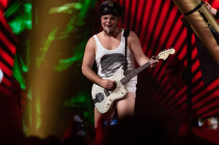 Let 3 razvalio pozornicu Eurosonga! Publika u deliriju zbog 'Mame ŠČ', Prlja i ekipa hladno nastupili u gaćicama