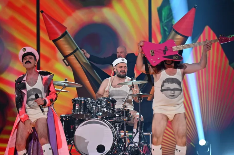 Let 3 razvalio pozornicu Eurosonga! Publika u deliriju zbog 'Mame ŠČ', Prlja i ekipa hladno nastupili u gaćicama