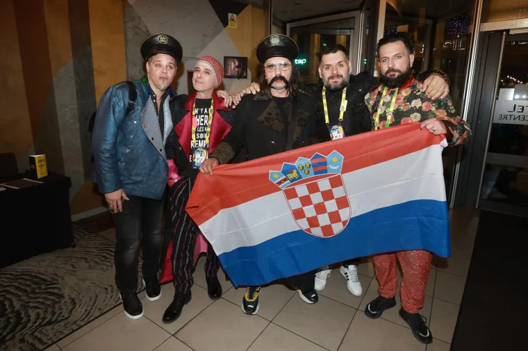 Pogledajte doček Letovaca ispred hotela u gluho doba noći: Mrle i Ivanka opet su sve raznježili