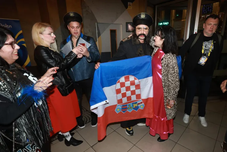 Pogledajte doček Letovaca ispred hotela u gluho doba noći: Mrle i Ivanka opet su sve raznježili