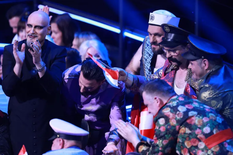 Pogledajte doček Letovaca ispred hotela u gluho doba noći: Mrle i Ivanka opet su sve raznježili