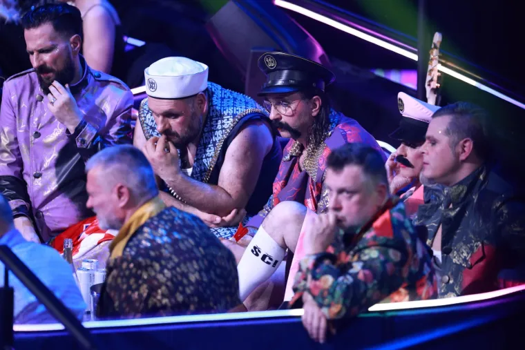 &quot;Odlično, super. Napokon je gotovo. Pokazalo se to s početka cijele priče, kao kad smo namjestili pobjedu na Dori. Opet su nas pokušali uvući u neke pe*erske radnje, protuprirodne čak bih dodao. Ali eto, mi smo na strani naroda i narod je očito na našoj strani. Dobili smo iznenađujuće velik broj bodova od publike iz cijele Europe i svijeta. To nam je zaista velika nagrada i satisfakcija za trud koji smo uložili. To je nešto što nas ispunjava, i duhovno i tjelesno, i otvore i zatvore. Sretni smo - u svom je sarkastičnom stilu rekao Zoran Prodanović Prlja.&quot;