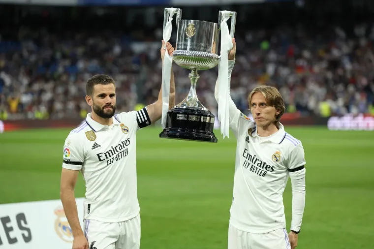 Modrić je jučer imao veliku privilegiju: Svojim navijačima kao kapetan kluba donio je trofej koji su čekali devet godina