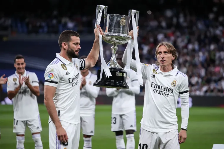 Modrić je jučer imao veliku privilegiju: Svojim navijačima kao kapetan kluba donio je trofej koji su čekali devet godina