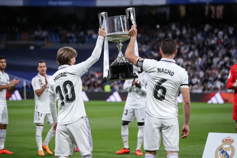 Modrić je jučer imao veliku privilegiju: Svojim navijačima kao kapetan kluba donio je trofej koji su čekali devet godina