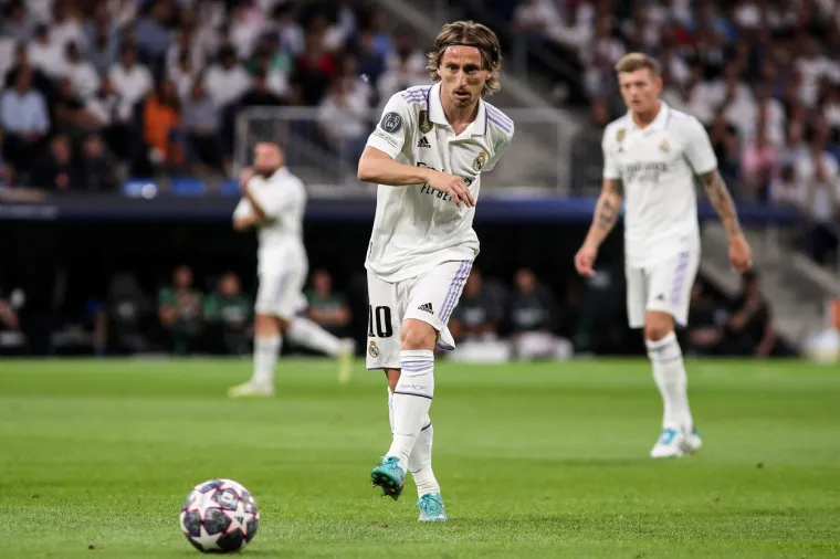 Modrić je jučer imao veliku privilegiju: Svojim navijačima kao kapetan kluba donio je trofej koji su čekali devet godina