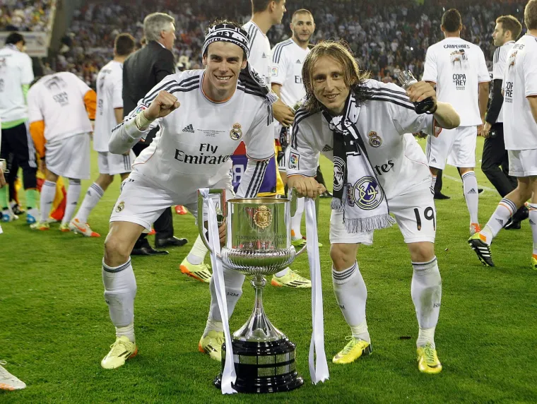 Modrić je jučer imao veliku privilegiju: Svojim navijačima kao kapetan kluba donio je trofej koji su čekali devet godina