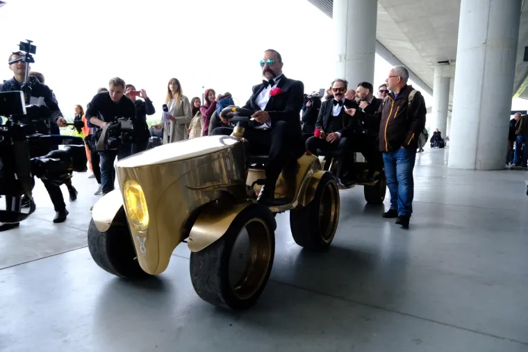 Let 3 u svojem stilu stigli iz Liverpoola u zračnu luku: Pogledajte kakav kaos ih je dočekao