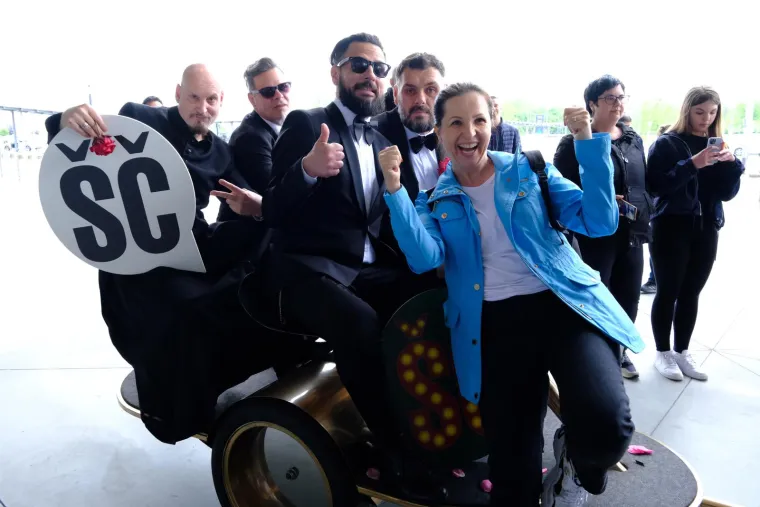 Let 3 u svojem stilu stigli iz Liverpoola u zračnu luku: Pogledajte kakav kaos ih je dočekao