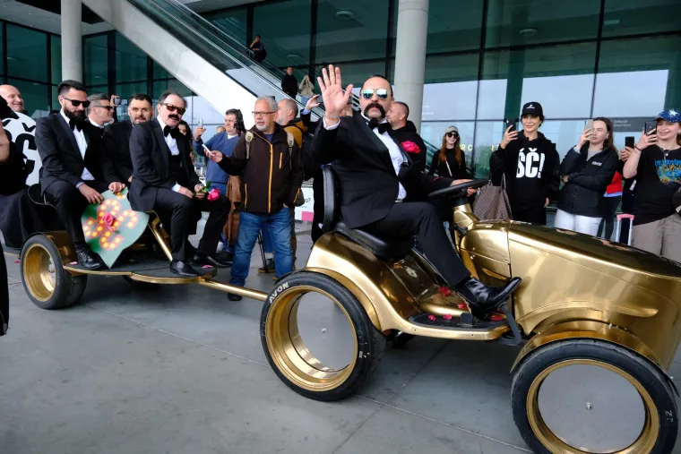 Let 3 u svojem stilu stigli iz Liverpoola u zračnu luku: Pogledajte kakav kaos ih je dočekao