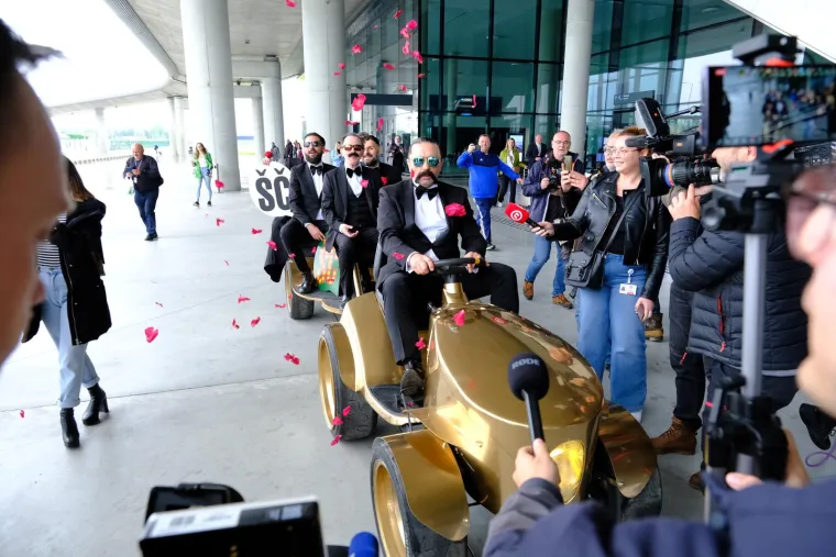 Let 3 u svojem stilu stigli iz Liverpoola u zračnu luku: Pogledajte kakav kaos ih je dočekao