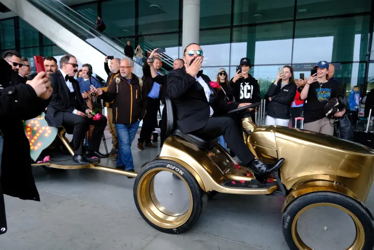 Let 3 u svojem stilu stigli iz Liverpoola u zračnu luku: Pogledajte kakav kaos ih je dočekao