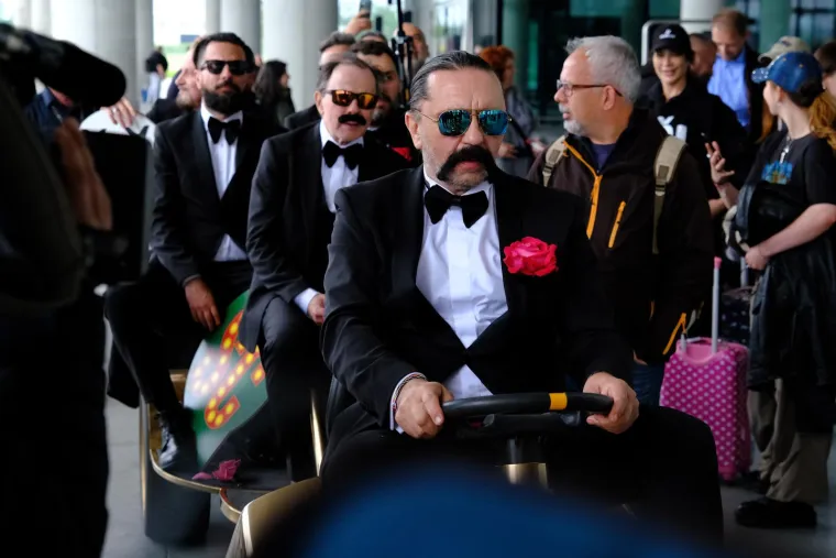 Let 3 u svojem stilu stigli iz Liverpoola u zračnu luku: Pogledajte kakav kaos ih je dočekao