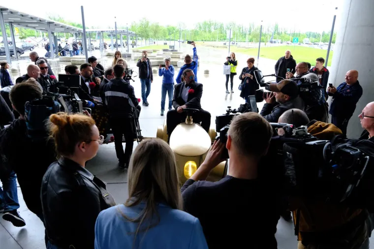 Let 3 u svojem stilu stigli iz Liverpoola u zračnu luku: Pogledajte kakav kaos ih je dočekao