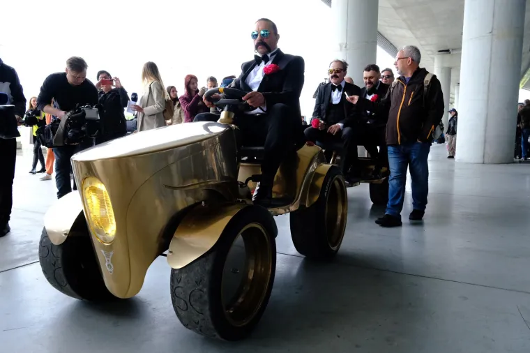 Let 3 u svojem stilu stigli iz Liverpoola u zračnu luku: Pogledajte kakav kaos ih je dočekao