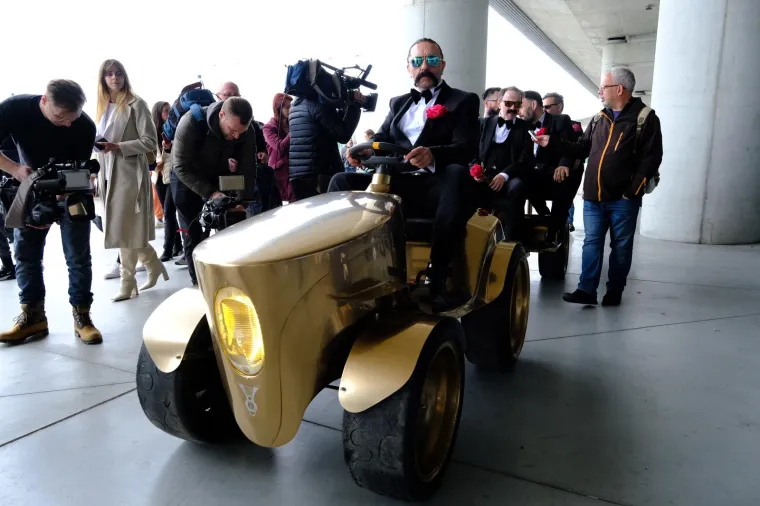 Let 3 u svojem stilu stigli iz Liverpoola u zračnu luku: Pogledajte kakav kaos ih je dočekao