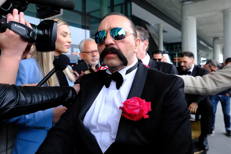 Let 3 u svojem stilu stigli iz Liverpoola u zračnu luku: Pogledajte kakav kaos ih je dočekao