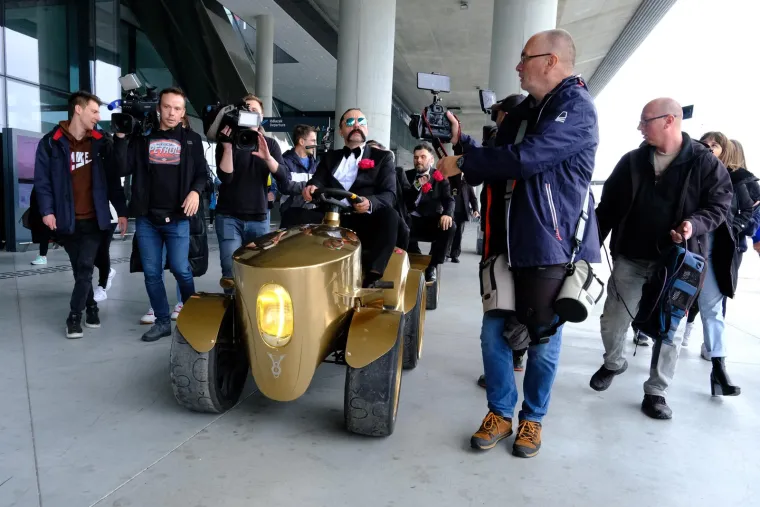 Let 3 u svojem stilu stigli iz Liverpoola u zračnu luku: Pogledajte kakav kaos ih je dočekao