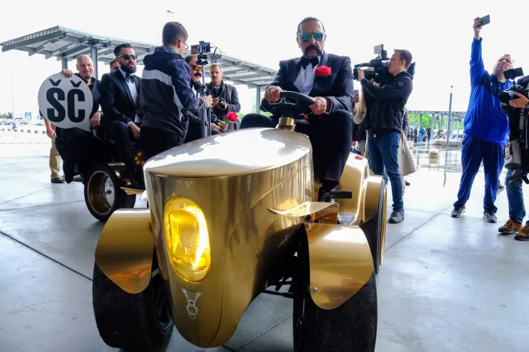 Let 3 u svojem stilu stigli iz Liverpoola u zračnu luku: Pogledajte kakav kaos ih je dočekao