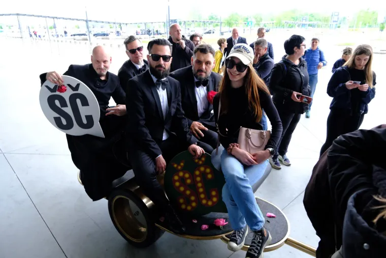 Let 3 u svojem stilu stigli iz Liverpoola u zračnu luku: Pogledajte kakav kaos ih je dočekao