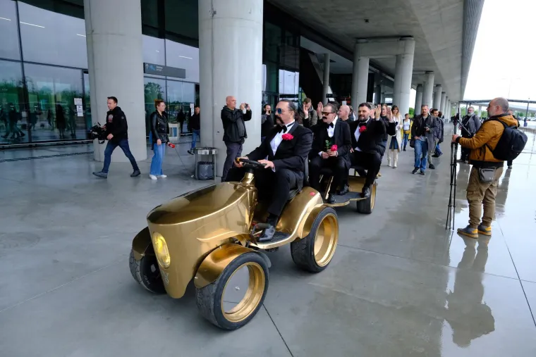 Let 3 u svojem stilu stigli iz Liverpoola u zračnu luku: Pogledajte kakav kaos ih je dočekao