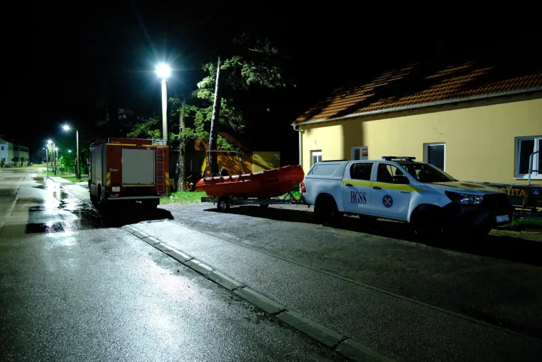 Voda se ispumpava, zbraja se šteta: Pogledajte fotografije poplavljenog Gračaca