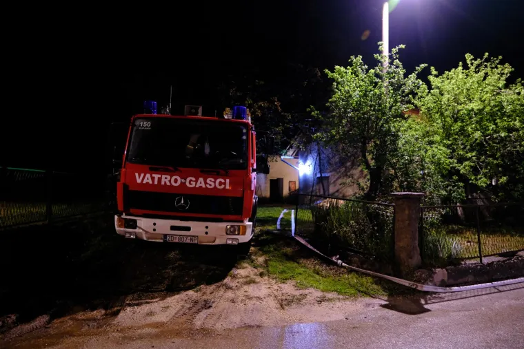 Voda se ispumpava, zbraja se šteta: Pogledajte fotografije poplavljenog Gračaca