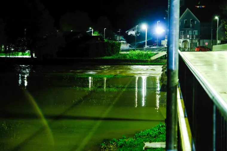 Voda se ispumpava, zbraja se &scaron;teta: Pogledajte fotografije poplavljenog Gračaca