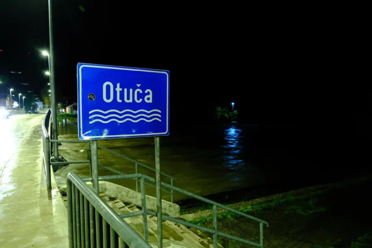 Voda se ispumpava, zbraja se &scaron;teta: Pogledajte fotografije poplavljenog Gračaca