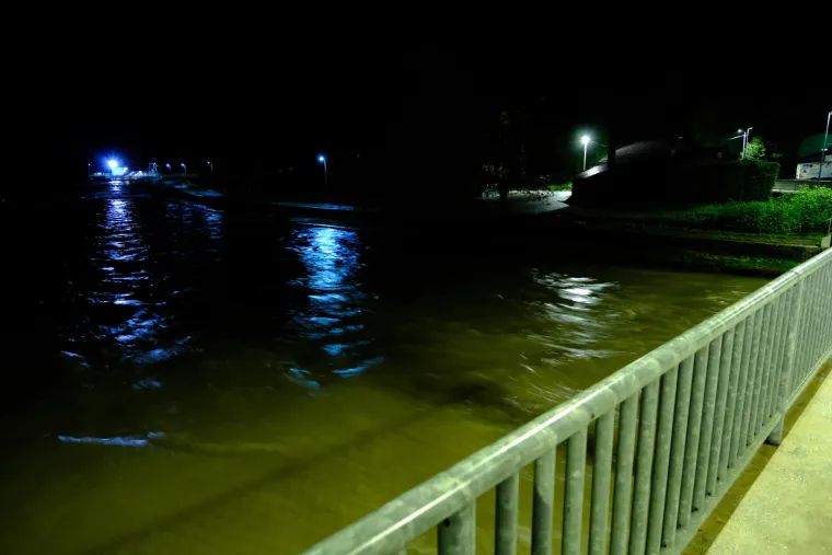 Voda se ispumpava, zbraja se &scaron;teta: Pogledajte fotografije poplavljenog Gračaca