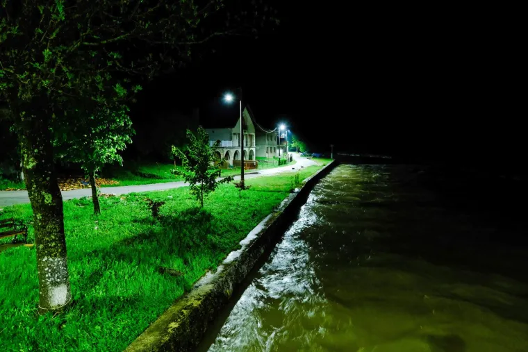 Voda se ispumpava, zbraja se &scaron;teta: Pogledajte fotografije poplavljenog Gračaca