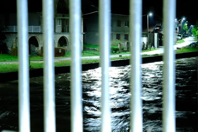 Voda se ispumpava, zbraja se &scaron;teta: Pogledajte fotografije poplavljenog Gračaca