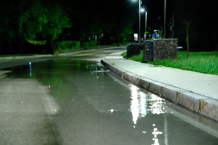 Voda se ispumpava, zbraja se &scaron;teta: Pogledajte fotografije poplavljenog Gračaca