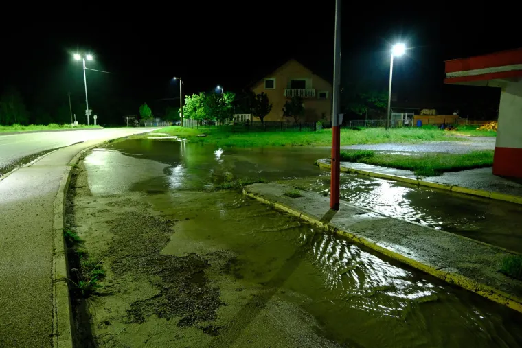 Voda se ispumpava, zbraja se &scaron;teta: Pogledajte fotografije poplavljenog Gračaca