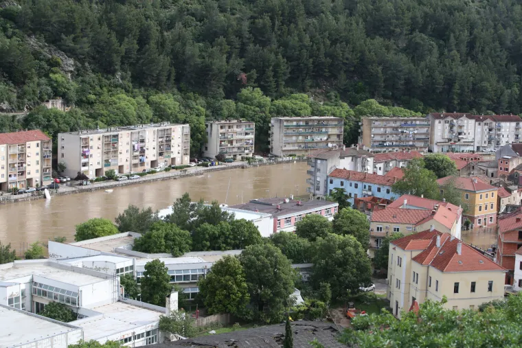 Nestvarni prizori iz potopljenog Obrovca: Voda do koljena, građani plove kroz grad u kajacima