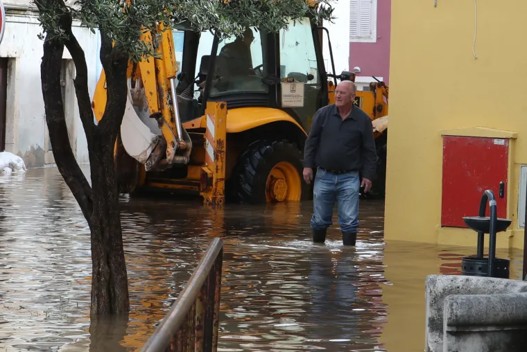 Nestvarni prizori iz potopljenog Obrovca: Voda do koljena, građani plove kroz grad u kajacima