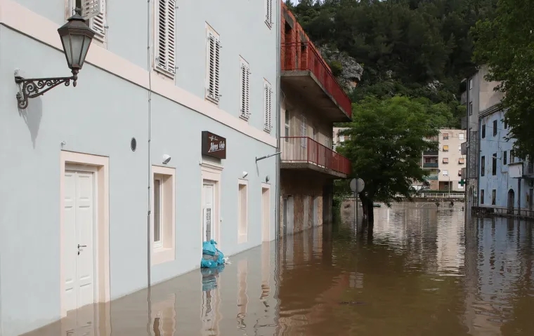 Nestvarni prizori iz potopljenog Obrovca: Voda do koljena, građani plove kroz grad u kajacima