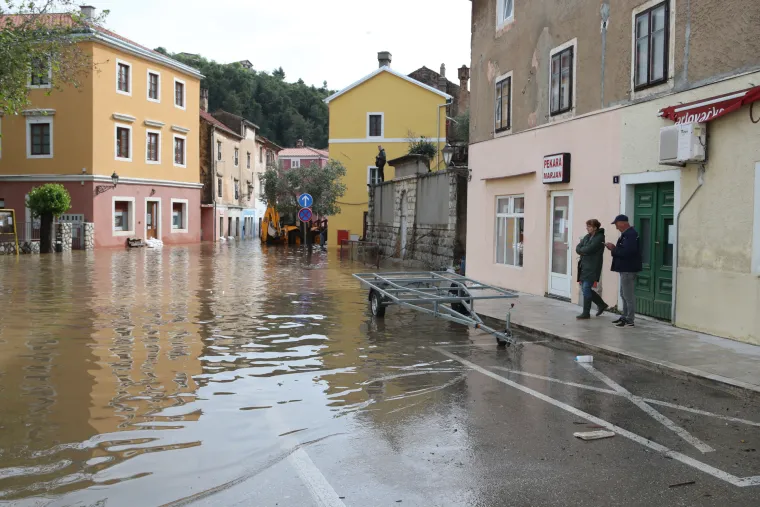 Nestvarni prizori iz potopljenog Obrovca: Voda do koljena, građani plove kroz grad u kajacima