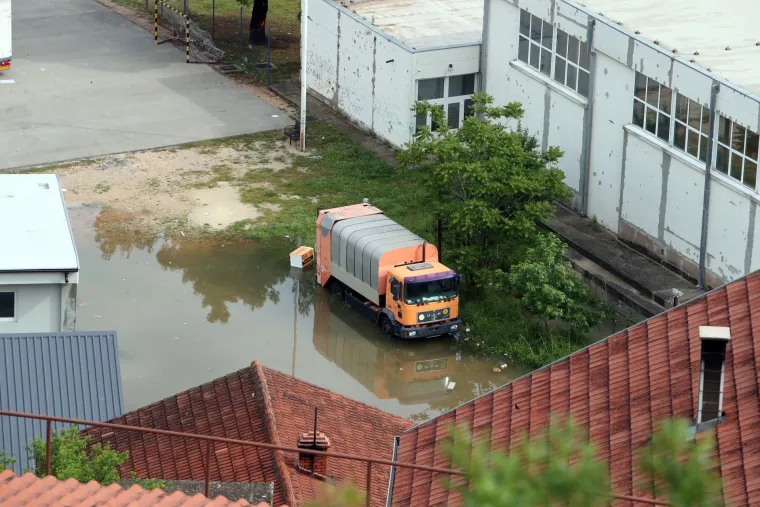 Nestvarni prizori iz potopljenog Obrovca: Voda do koljena, građani plove kroz grad u kajacima
