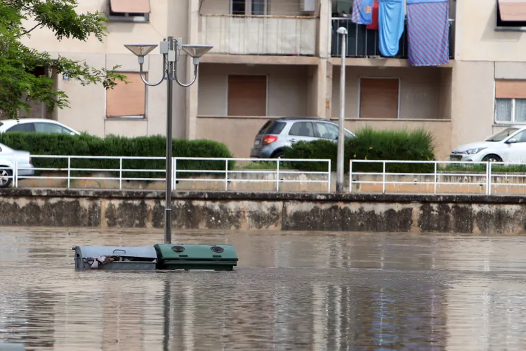 Nestvarni prizori iz potopljenog Obrovca: Voda do koljena, građani plove kroz grad u kajacima