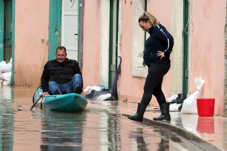 Nestvarni prizori iz potopljenog Obrovca: Voda do koljena, građani plove kroz grad u kajacima