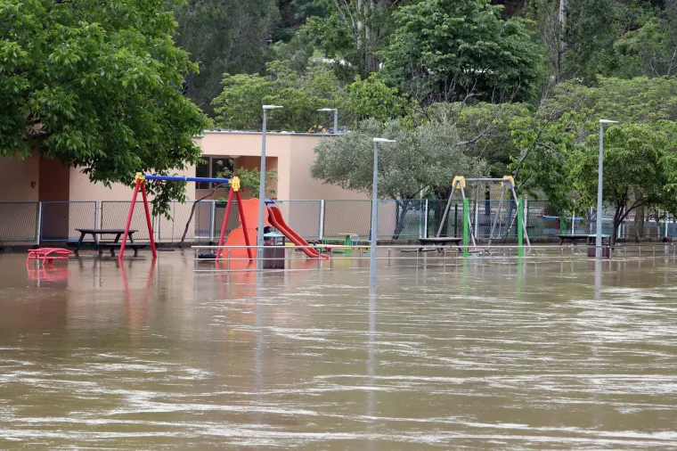 Nestvarni prizori iz potopljenog Obrovca: Voda do koljena, građani plove kroz grad u kajacima