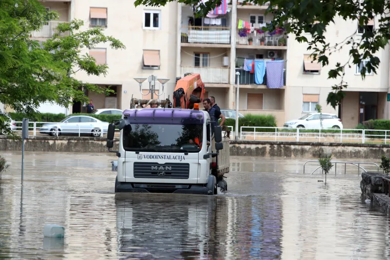 Nestvarni prizori iz potopljenog Obrovca: Voda do koljena, građani plove kroz grad u kajacima