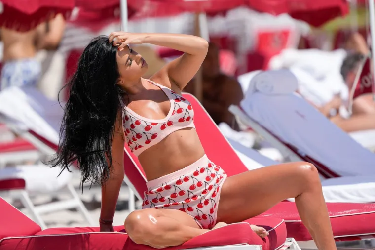 Ivana Knoll objavila fotku bez šminke, no tangice u pozadini kradu pažnju, a uz to je i toples