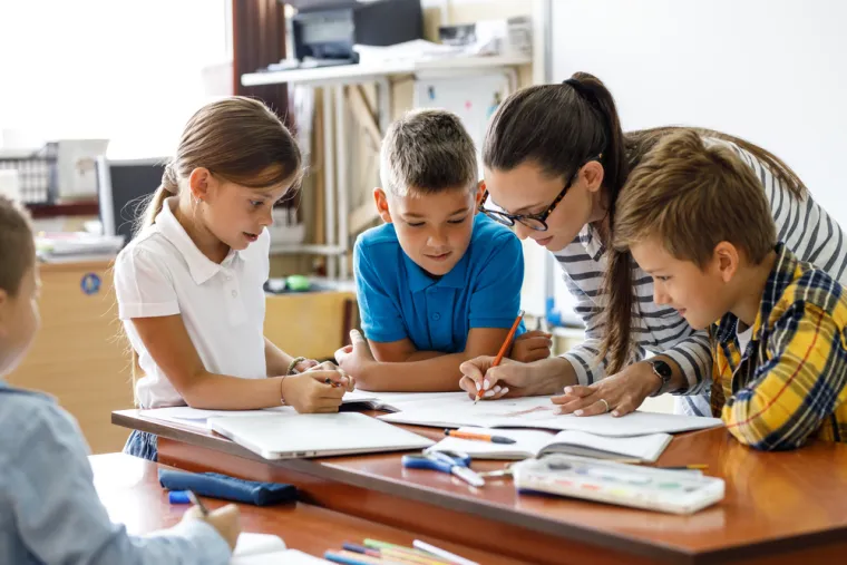 1. Učitelji i profesori: Učenje je toliko važan aspekt našeg života da, u prosjeku, provedemo između 15 i 20 godina prvih godina radeći upravo to. To je ogromna društvena obveza i oblikuje toliko različitih aspekata onoga što jesmo. To je ključna faza u našim životima. Učitelji imaju ključnu odgovornost u prenošenju središnjih vrijednosti i bitnih koncepata između redova predmeta koje predaju. Učitelji često predstavljaju referentnu točku za mnoge . Često se akademske odluke djelomično temelje na tome koliko nam je određeni učitelj bio inspirativan prethodnih godina. Zbog svih ovih razloga, gotovo je nemoguće da ćemo u budućnosti imati potpuno digitalno iskustvo podučavanja.